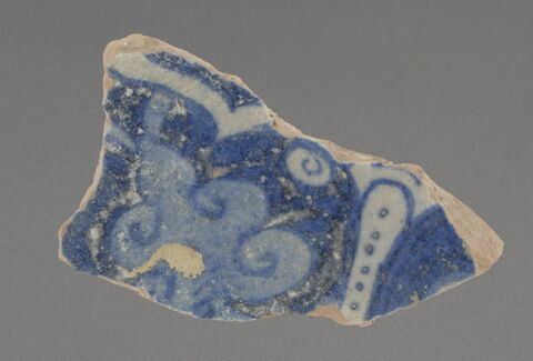 Fragment de base à décor bleu et blanc, image 1/1