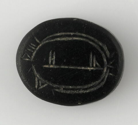 Petite pierre ovoïde noire ornée d'une bismillah