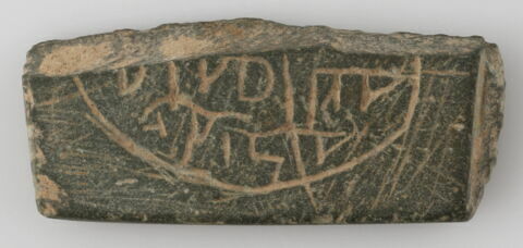 Pierre fragmentaire gravée d'une inscription cursive, image 1/1