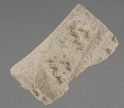 Fragment de support de jarre (?) à frise de merlons, image 1/1
