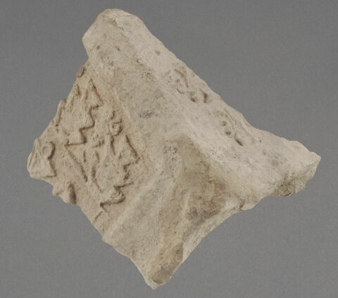 Support de jarre (?) à frise de merlons, image 1/1