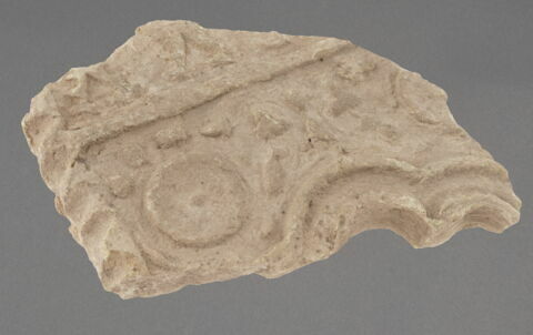 Fragment de support de jarre (?) à décor de trèfles et de frise de merlons, image 1/1
