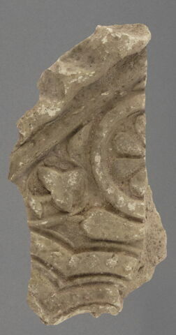 Fragment de support de jarre (?) à décor de fleurs et rubans perlés, image 1/1