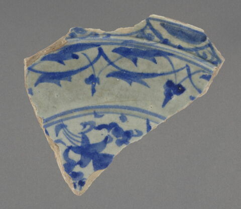 Fragment de bord de plat à décor bleu et blanc, image 1/1