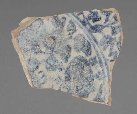 Fragment de fond de plat à décor bleu et blanc, image 2/2