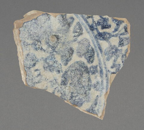Fragment de fond de plat à décor bleu et blanc, image 1/2
