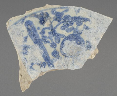 Fragment de fond de plat à décor bleu et blanc, image 1/1