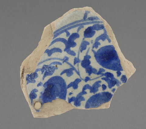 Fragment de fond de plat à décor bleu et blanc, image 2/2