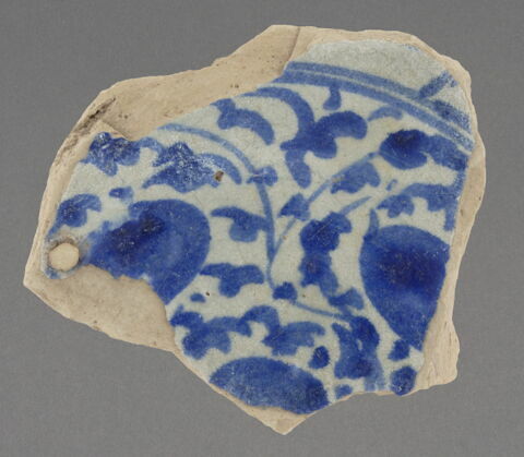 Fragment de fond de plat à décor bleu et blanc, image 1/2