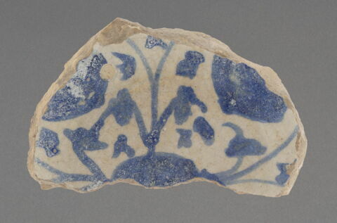 Moitié à fond de plat à décor floral bleu et blanc, image 1/1