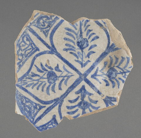 Fragment de fond de plat à décor bleu en blanc, quadrilobes enfermant des plantes, image 1/1