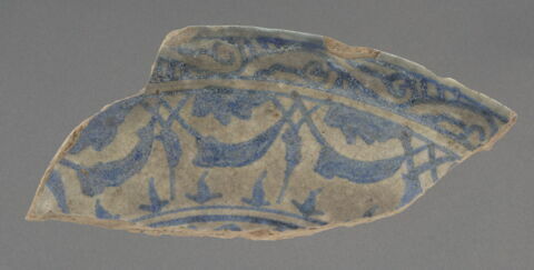 Fragment de bord de plat à décor de guirlandes de fleurons bleu et blanc, image 2/2