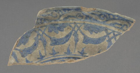 Fragment de bord de plat à décor de guirlandes de fleurons bleu et blanc, image 1/2