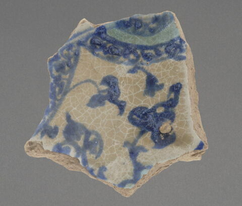 Fragment de fond de plat à décor polychrome, image 1/1