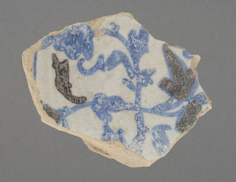 Fragment de fond de plat à décor végétal bleu et aubergine, image 2/2