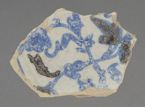 Fragment de fond de plat à décor végétal bleu et aubergine, image 1/2