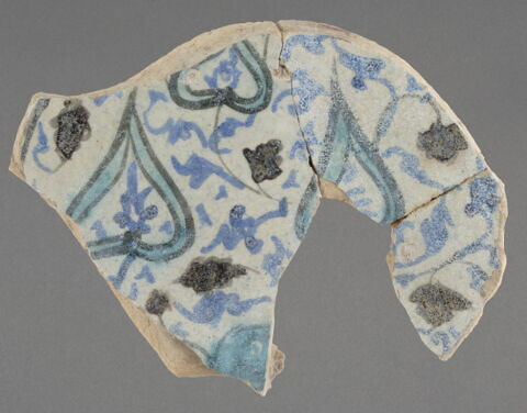 Fragment de fond à décor polychrome de feuilles enfermant des palmettes, image 1/1