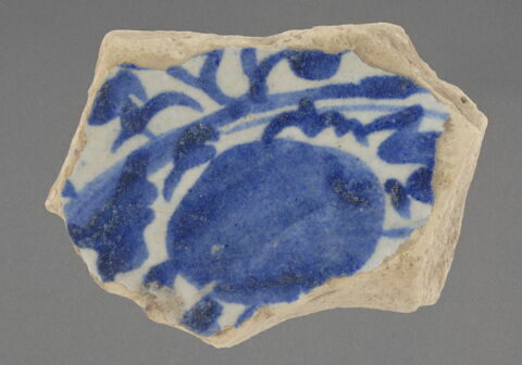 Fragment de fond de plat à décor bleu et blanc, image 1/1