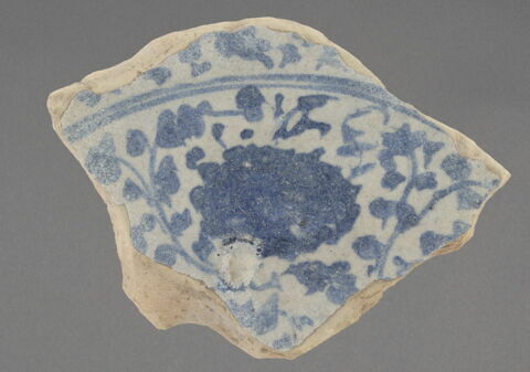 Fragment de fond de plat à décor bleu et blanc, image 1/1