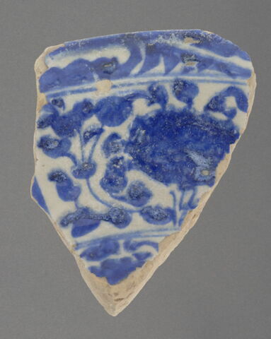 Fragment de bord de plat à décor bleu et blanc, image 1/1