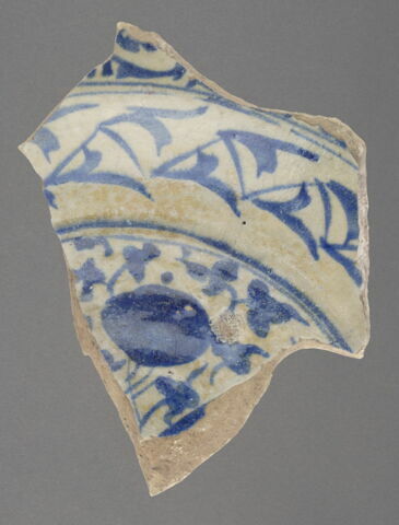 Fragment de fond de plat à décor bleu et blanc, image 1/1
