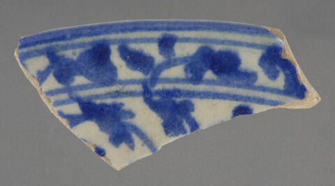Fragment de bord à décor bleu et blanc, image 1/1