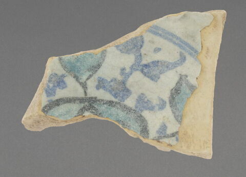 Fragment de base à décor bleu et blanc, image 1/1