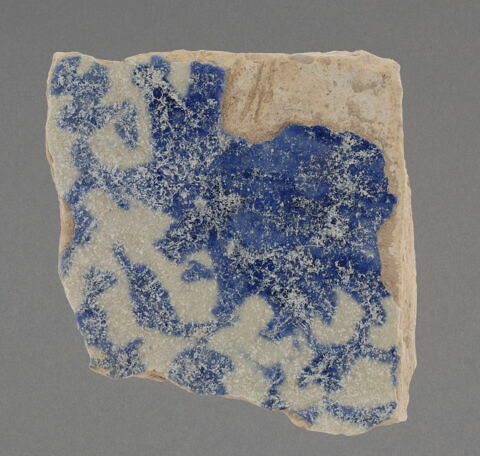 Fragment de fond à décor bleu et blanc, image 1/1