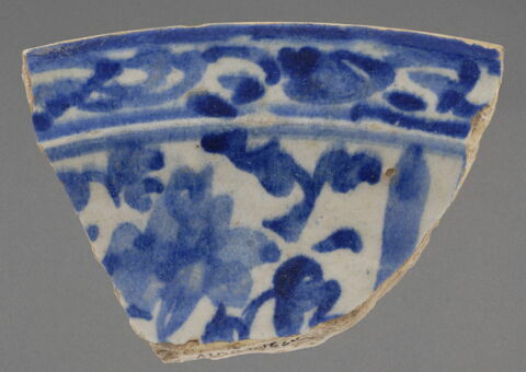 Fragment de bord à décor bleu et blanc, image 1/1