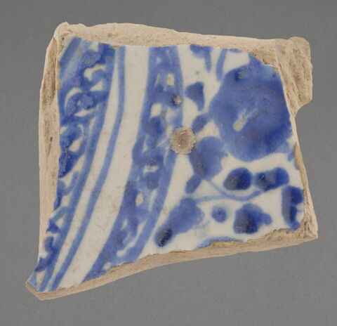 Fragment de base à décor bleu et blanc, image 1/1
