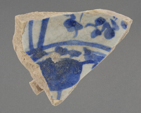 Fragment de base à décor bleu et blanc, image 1/1