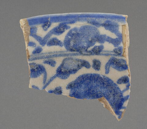 Fragment de bord à décor bleu et blanc, image 1/1