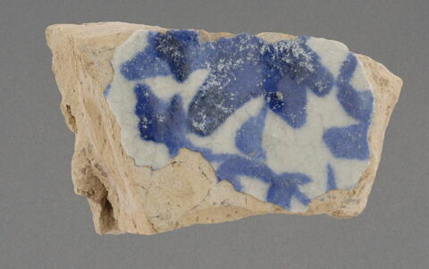Fragment de base à décor bleu et blanc, image 1/1
