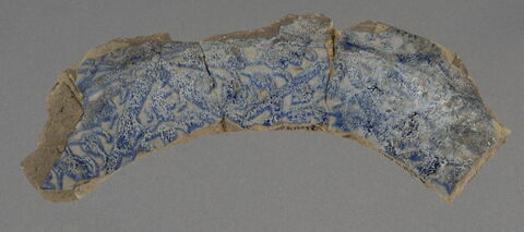 Trois fragments recollés de bord de plat à décor bleu et blanc, image 2/2