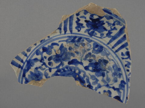 Fragment de grand plat à décor bleu et blanc, image 1/1