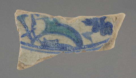 Fragment à décor bleu, blanc et turquoise, image 1/1