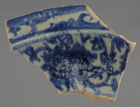 Fragment de bord à décor bleu et blanc, image 1/1
