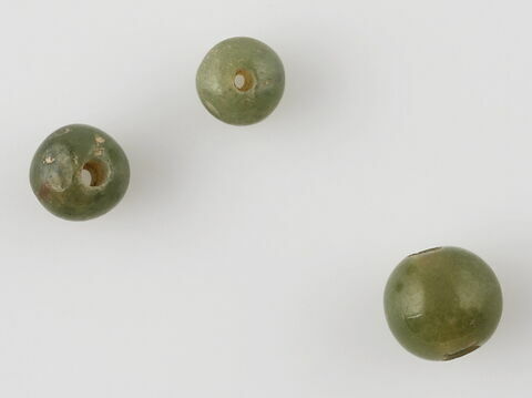 Trois perles d'émeraude (?), image 1/1