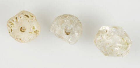Ensemble de trois perles diverses, image 1/1