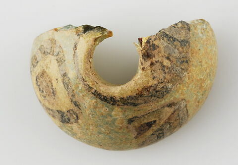 Fragment de perle sphérique perforée, image 1/1