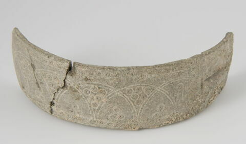 Fragment de vaisselle circulaire, image 1/2