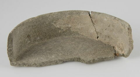Fragment de vaisselle circulaire, image 2/2