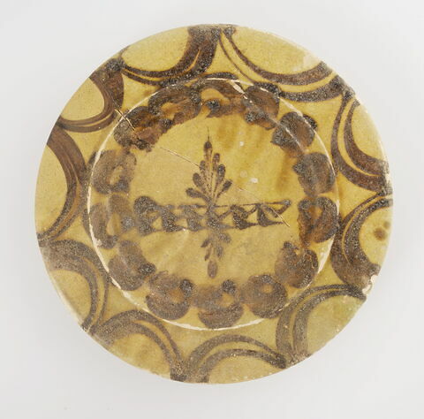 Plat tripode à décor pseudo-épigraphique et palmettes, image 1/2