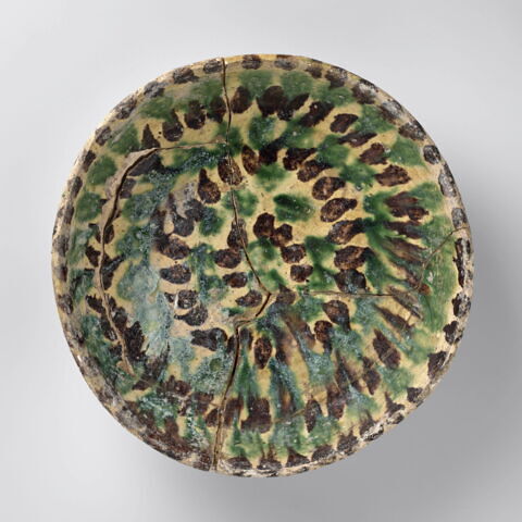 Coupe à décor de points et de cercles concentriques, image 1/5