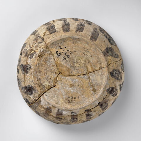 Coupe à décor de points et de cercles concentriques, image 2/5