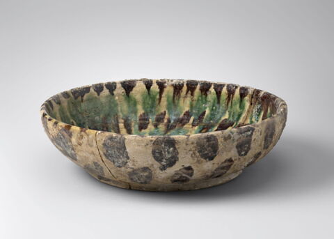 Coupe à décor de points et de cercles concentriques, image 3/5