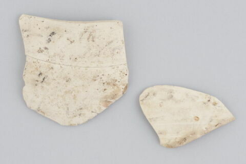 2 fragments de vaisselle recollés, image 1/1