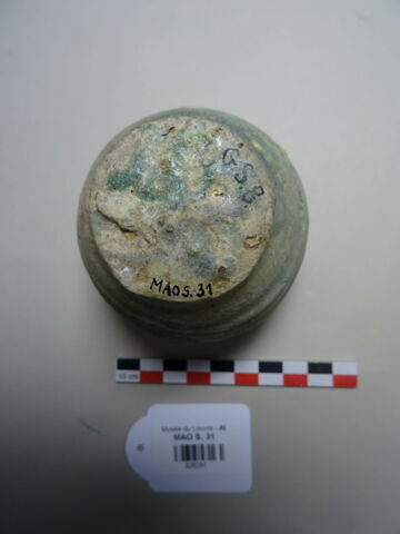 Petit vase orné d'une suite de 