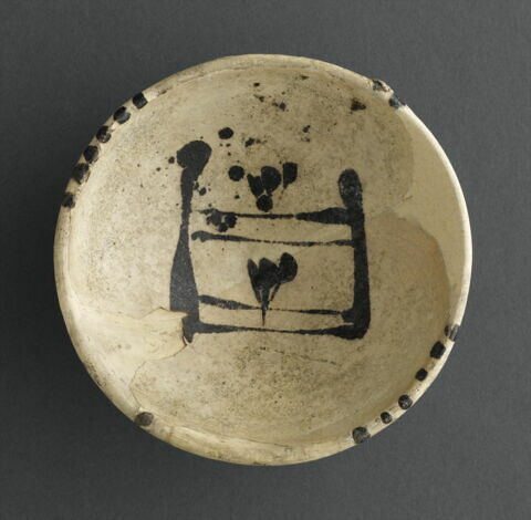 Coupe à décor pseudo-épigraphique, image 1/4