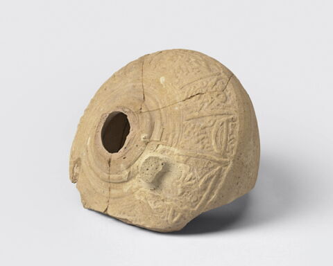 Panse de cruche à inscription naskhi en relief, image 2/3